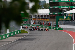 Lewis Hamilton, Mercedes AMG F1 W07 Hybrid und sein Teamkollege Nico Rosberg, Mercedes AMG F1 W07 Hy