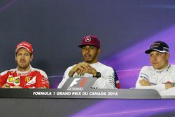 Sebastian Vettel, Ferrari; Lewis Hamilton, Mercedes AMG F1; y Valtteri Bottas, Williams