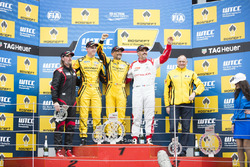 Podio: il vincitore della gara Gabriele Tarquini, LADA Sport Rosneft, Lada Vesta; il secondo classif