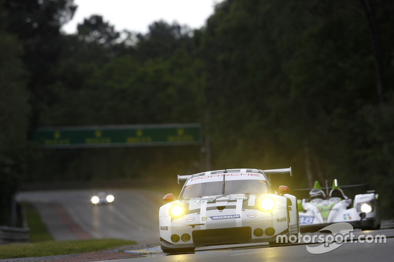 35: Porsche 911 RSR (№92): Эрл Бамбер, Фредерик Маковецки, Йорг Бергмайстер