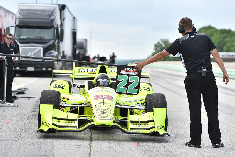 Brad Keselowski Equipo Penske, maneja  IndyCar de Simon Pagenaud