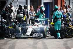 Lewis Hamilton, Mercedes AMG F1 W07 Hybrid makes a pit stop