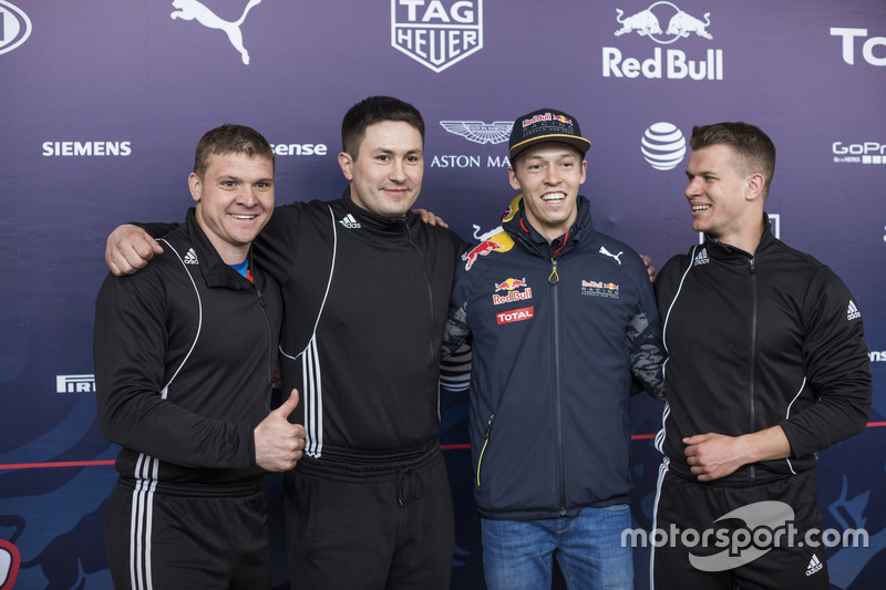 Daniil Kvyat participa de evento com equipe russa de bobsled