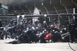 Arrêt aux stands pour Jenson Button, McLaren MP4-31
