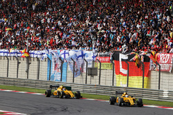 Kevin Magnussen, Renault Sport F1 Team RS16 leads team mate Jolyon Palmer, Renault Sport F1 Team RS16