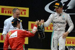 Podium: winner Nico Rosberg, Mercedes AMG F1 Team, second place Sebastian Vettel, Ferrari