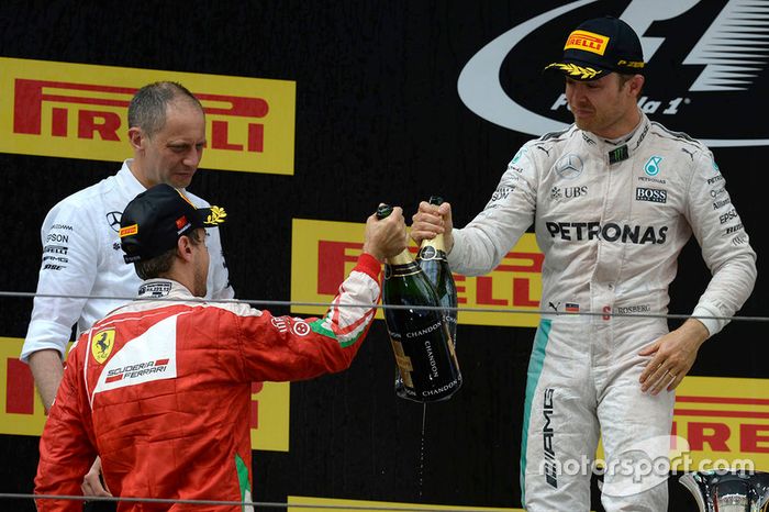 Podio: ganador Nico Rosberg, Mercedes AMG F1 Team, ganador del segundo lugar Sebastian Vettel, Ferrari