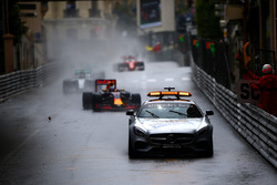 El coche de seguridad conduce por delante de Daniel Ricciardo, Red Bull Racing RB12