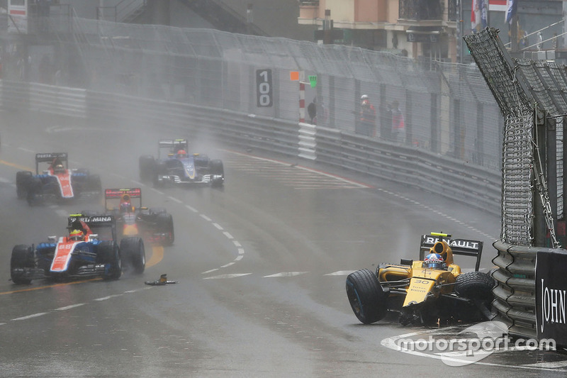 Jolyon Palmer, Renault Sport F1 Team RS16 crashed out of the race