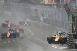 Jolyon Palmer, Renault Sport F1 Team RS16 crashed out of the race