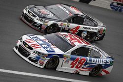 Jimmie Johnson, Hendrick Motorsports Chevrolet, Kevin Harvick, Stewart-Haas Racing Chevrolet