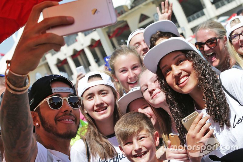 Lewis Hamilton, Mercedes AMG F1 con fans