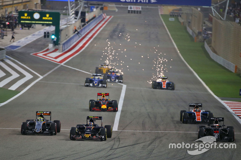 Start actie: Sergio Perez, Sahara Force India F1 VJM09, Carlos Sainz Jr., Scuderia Toro Rosso STR11 en Stoffel Vandoorne, McLaren MP4-31