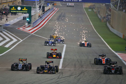 Start action: Sergio Perez, Sahara Force India F1 VJM09, Carlos Sainz Jr., Scuderia Toro Rosso STR11