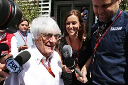 Bernie Ecclestone con los medios