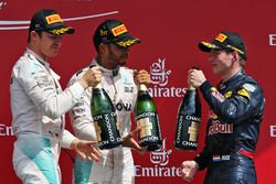 Il podio (da sx adx): Nico Rosberg, Mercedes AMG F1, secondo; Lewis Hamilton, Mercedes AMG F1, vinci