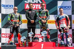 Podium Rennen 1: Sieger Jonathan Rea, Kawasaki Racing Team; 2. Tom Sykes, Kawasaki Racing Team; 3. N