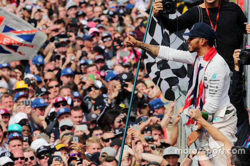 Ganador de la carrera Lewis Hamilton, Mercedes AMG F1 celebra con los fans