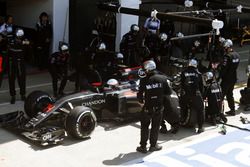 Fernando Alonso, McLaren MP4-31 hace una parada en boxes