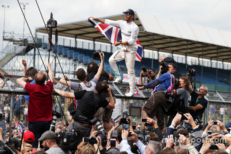 Ganador de la carrera Lewis Hamilton, Mercedes AMG F1 celebra con los fans