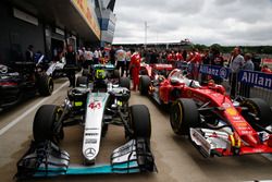 La voiture de Lewis Hamilton, Mercedes AMG F1 dans le parc fermé