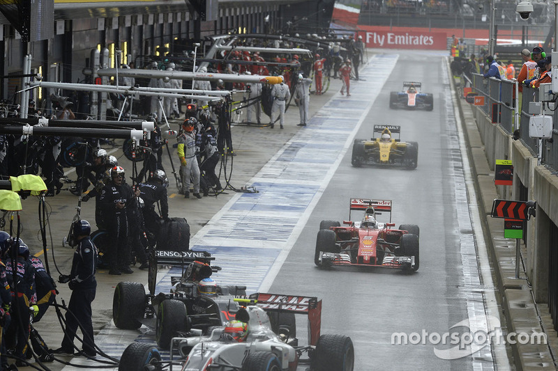 Sebastian Vettel, Ferrari SF16-H in the pits