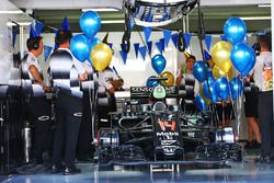 Verjaardagballonnen in de garage van McLaren voor de verjaardag van Fernando Alonso