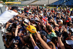 Lewis Hamilton, Mercedes AMG F1 signe des autographes pour les fans