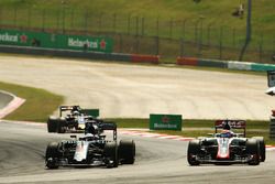Фернандо Алонсо, McLaren MP4-31 и Ромен Грожан, Haas F1 Team VF-16