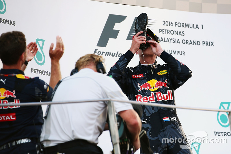 Segundo puesto Max Verstappen, Red Bull Racing celebra en el podio bebe champagne de la bota del ganador de la carrera Daniel Ricciardo, Red Bull Racing