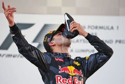 Le vainqueur Daniel Ricciardo, Red Bull Racing fête sa victoire sur le podium en buvant du champagne de sa chaussure