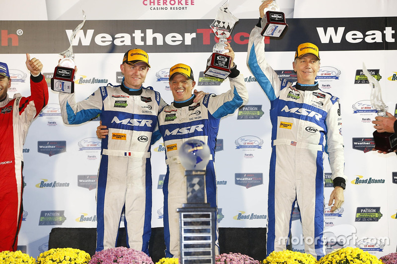 Teve dobradinha brasileira no IMSA. Oswaldo Negri Jr., John Pew e Olivier Pla venceram em Road Atlanta. Pipo Derani foi o segundo colocado.