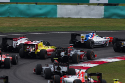 Oliver Rowland, MP Motorsport leads Gustav Malja, Rapax, Mitch Evans, Pertamina Campos Racing and Nobuharu Matsushita, ART Grand Prix