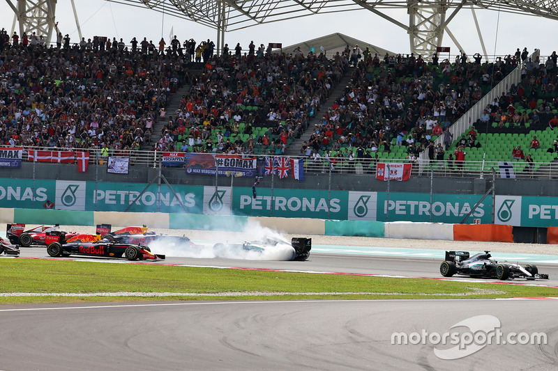 Lewis Hamilton, Mercedes AMG F1 W07 Hybrid líder al inicio de la carrera mientras Nico Rosberg, Merc