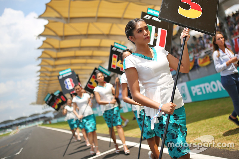 Chicas de la parrilla en el desfile de pilotos