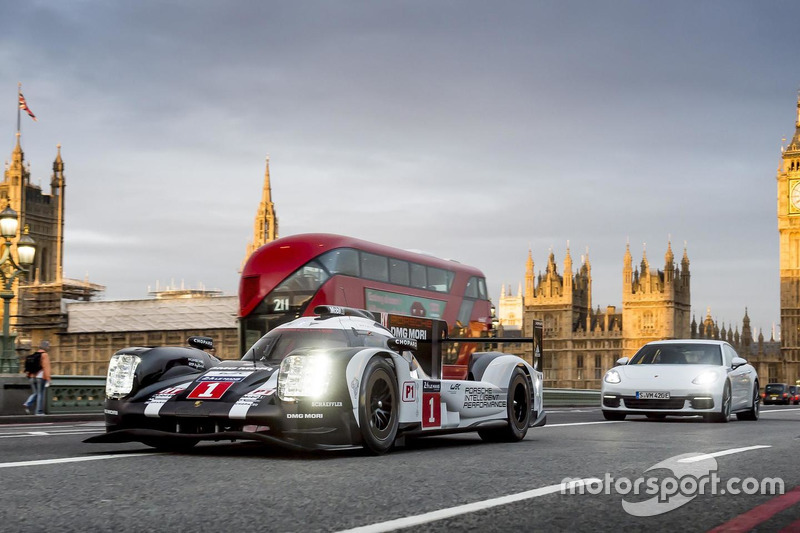 Mark Webber con el Porsche 919 LMP1 híbrido en Londres