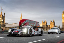 Merk Webber met de Porsche 919 Hybrid LMP1 in Londen
