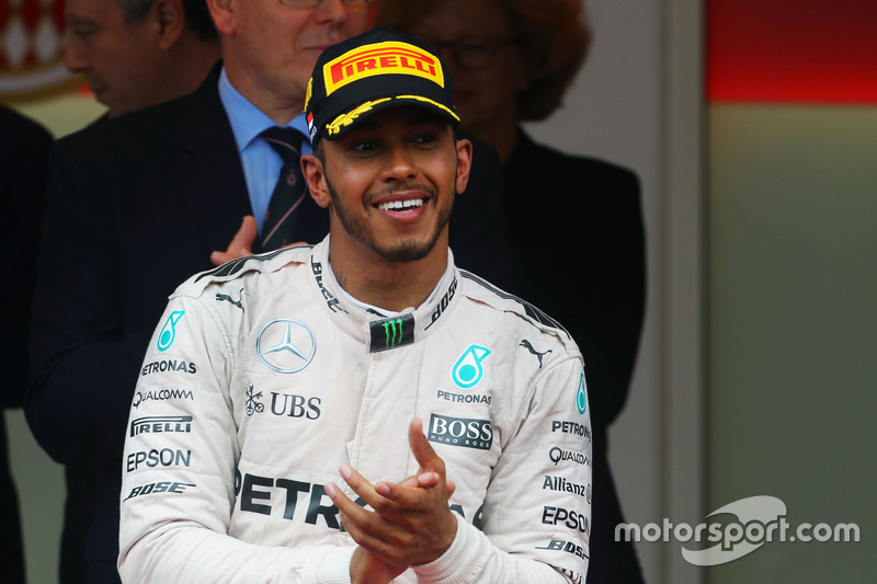 Il vincitore della gara Lewis Hamilton, Mercedes AMG F1 festeggia sul podio