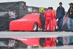 Auto von Kyle Larson, Chip Ganassi Racing, Chevrolet, unter Regenplane