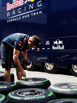 Red Bull Racing mechanic with Pirelli tyres
