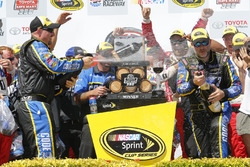 Le vainqueur Tony Stewart, Stewart-Haas Racing