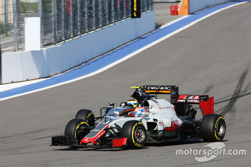 Romain Grosjean, Haas F1 Team VF-16 y Sergio Pérez, Sahara Force India F1 VJM09