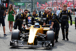 Jolyon Palmer, Renault Sport F1 Team RS16 on the grid