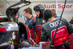 Les mécaniciens travaillent sur la #8 Audi Sport Team Joest Audi R18 e-tron quattro endommagée de Lucas di Grassi, Loic Duval, Oliver Jarvis