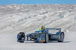 Lucas di Grassi guida sul circolo polare artico