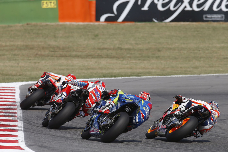 Quem não vinha bem na temporada era Dani Pedrosa. Largando em oitavo e pulando para sexto na largada, Pedrosa primeiro passou por Viñales...