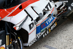 La moto de Andrea Iannone, equipo Ducati después de caer durante la calificación