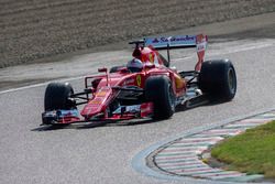 Sebastian Vettel, Ferrari, teste les pneus Pirelli 2017