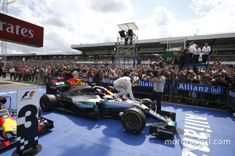 Yarış galibi Lewis Hamilton, Mercedes AMG F1 W07 Hybrid, parc ferme