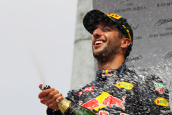 Podium : le deuxième, Daniel Ricciardo, Red Bull Racing fête son podium au champagne